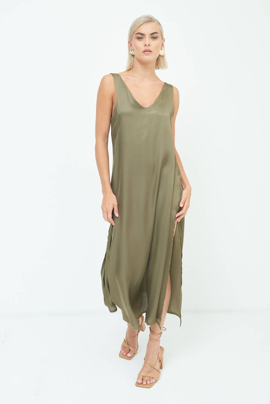 Kikisix ABITO LUNGO SMANICATO CON SPACCHI VERDE MILITARE Prezzo Ridotto