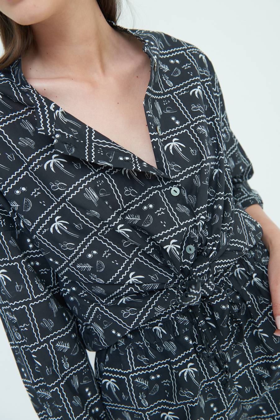 Kikisix CAMICIA CON NODO STAMPA PALME NERO Shopping online