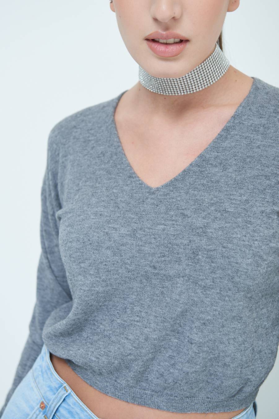 Kikisix MAGLIA SCOLLO V CORTA GRIGIO Offerte speciali