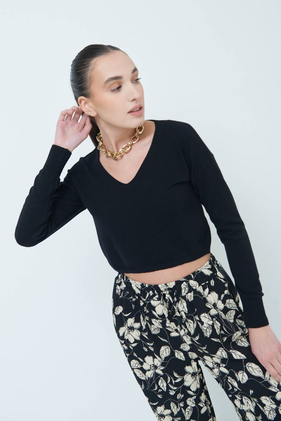 Kikisix MAGLIA SCOLLO V CORTA NERO Sconti VIP