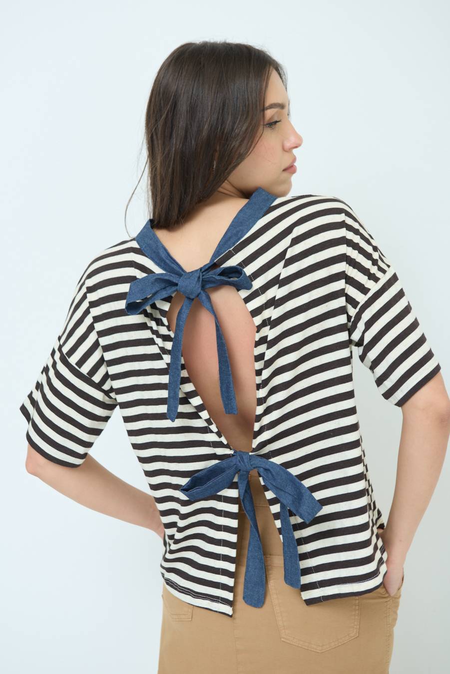 Kikisix T-SHIRT OVER RIGA CON FIOCCHI VISCOSA/LINO MORO Shopping online
