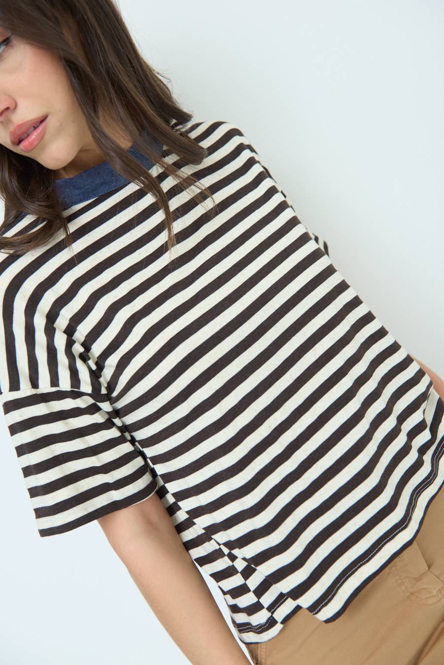 Kikisix T-SHIRT OVER RIGA CON FIOCCHI VISCOSA/LINO MORO Shopping online