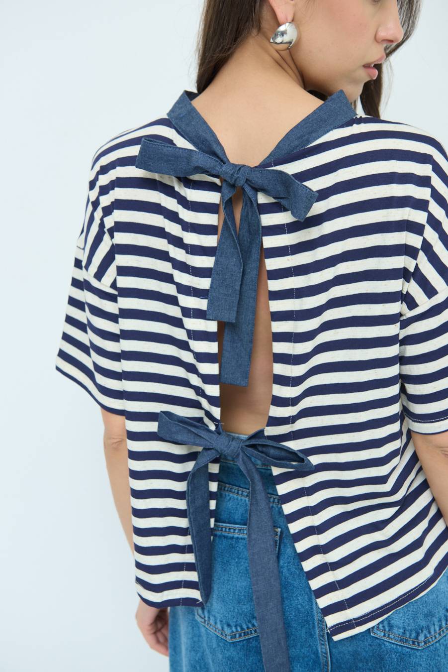 Kikisix T-SHIRT OVER RIGA CON FIOCCHI VISCOSA/LINO BLU Offerta esclusiva