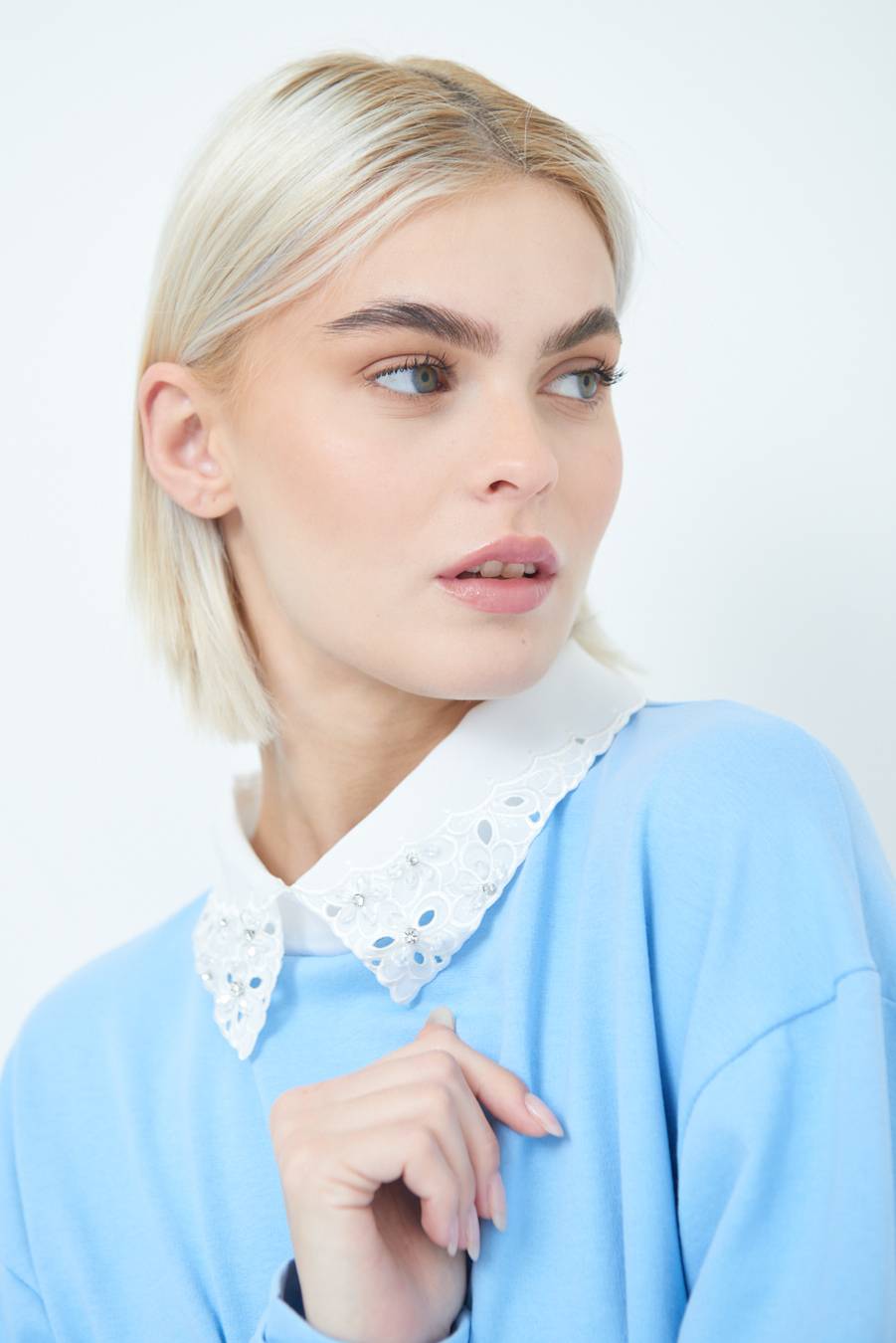 Kikisix FELPA CON COLLETTO CON STRASS CELESTE Offerta Pasqua