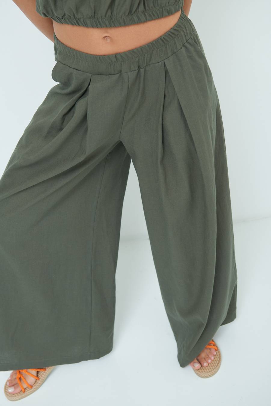 Kikisix PANTA PALAZZO CON PINCE VERDE MILITARE Latest fashion