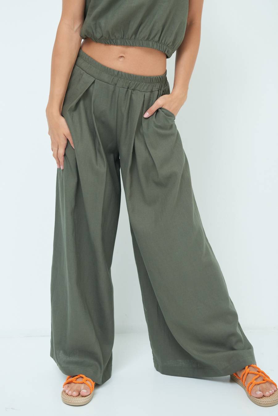 Kikisix PANTA PALAZZO CON PINCE VERDE MILITARE Latest fashion