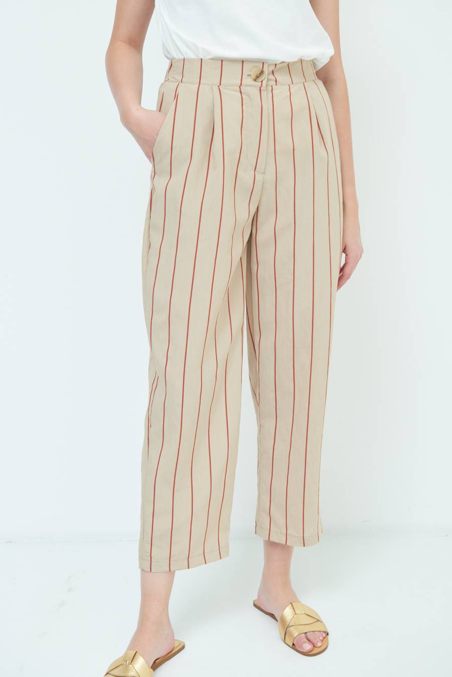 Kikisix PANTALONE CARROT CON PINCE BEIGE Offerte stagionali