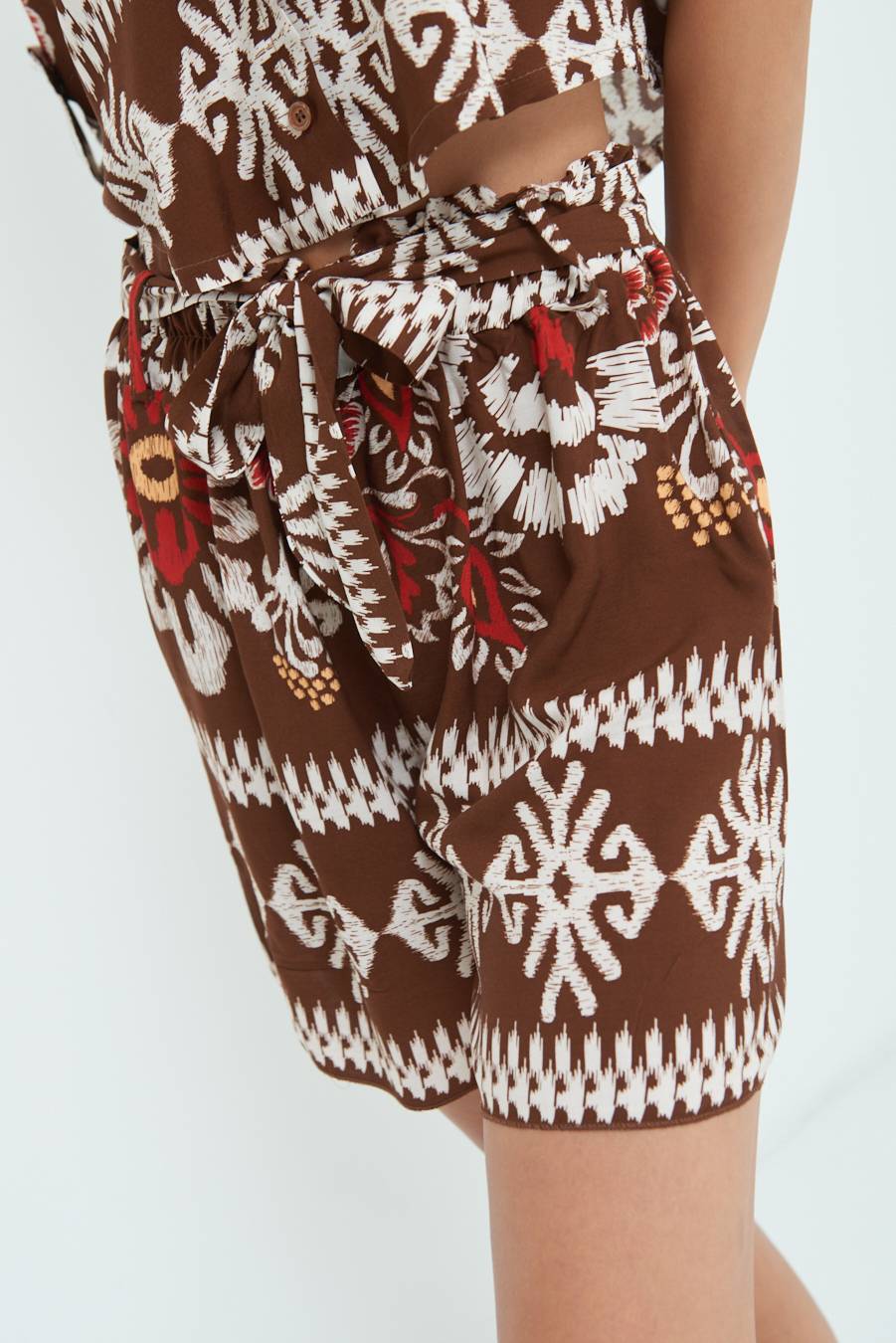 Kikisix SHORTS CON CINTURA STAMPA BALZA MORO Ritorno libero