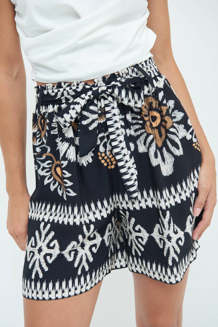 Kikisix SHORTS CON CINTURA STAMPA BALZA NERO Rilascio limitato