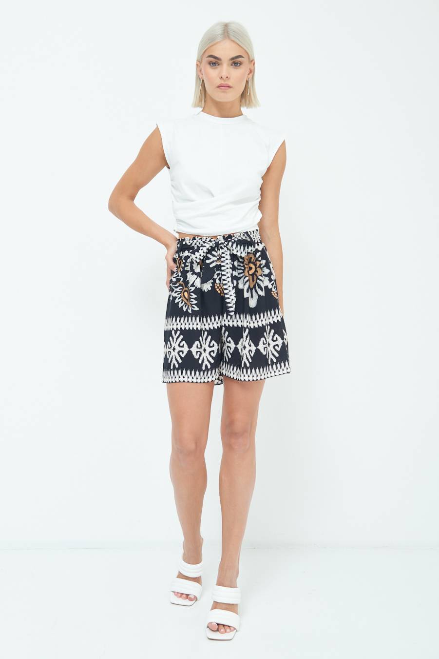 Kikisix SHORTS CON CINTURA STAMPA BALZA NERO Rilascio limitato