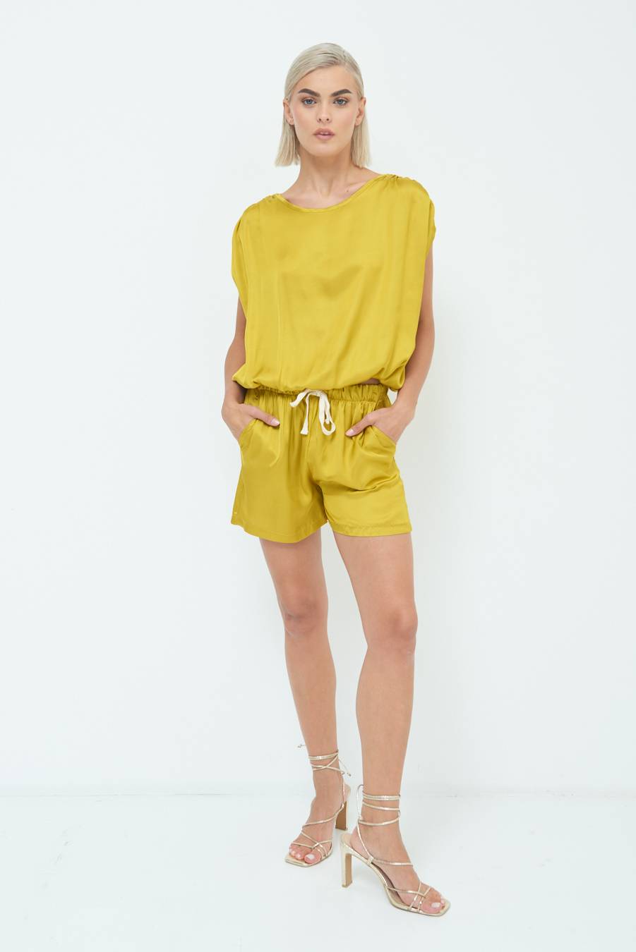 Kikisix SHORTS RASO CON LACCIO CONTRASTO SENAPE Ultimo giorno