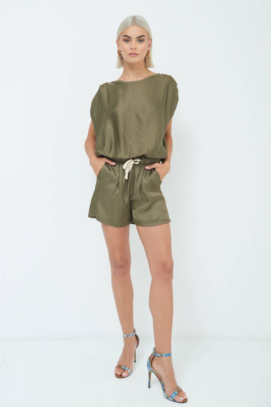 Kikisix SHORTS RASO CON LACCIO CONTRASTO VERDE MILITARE Promozione temporanea