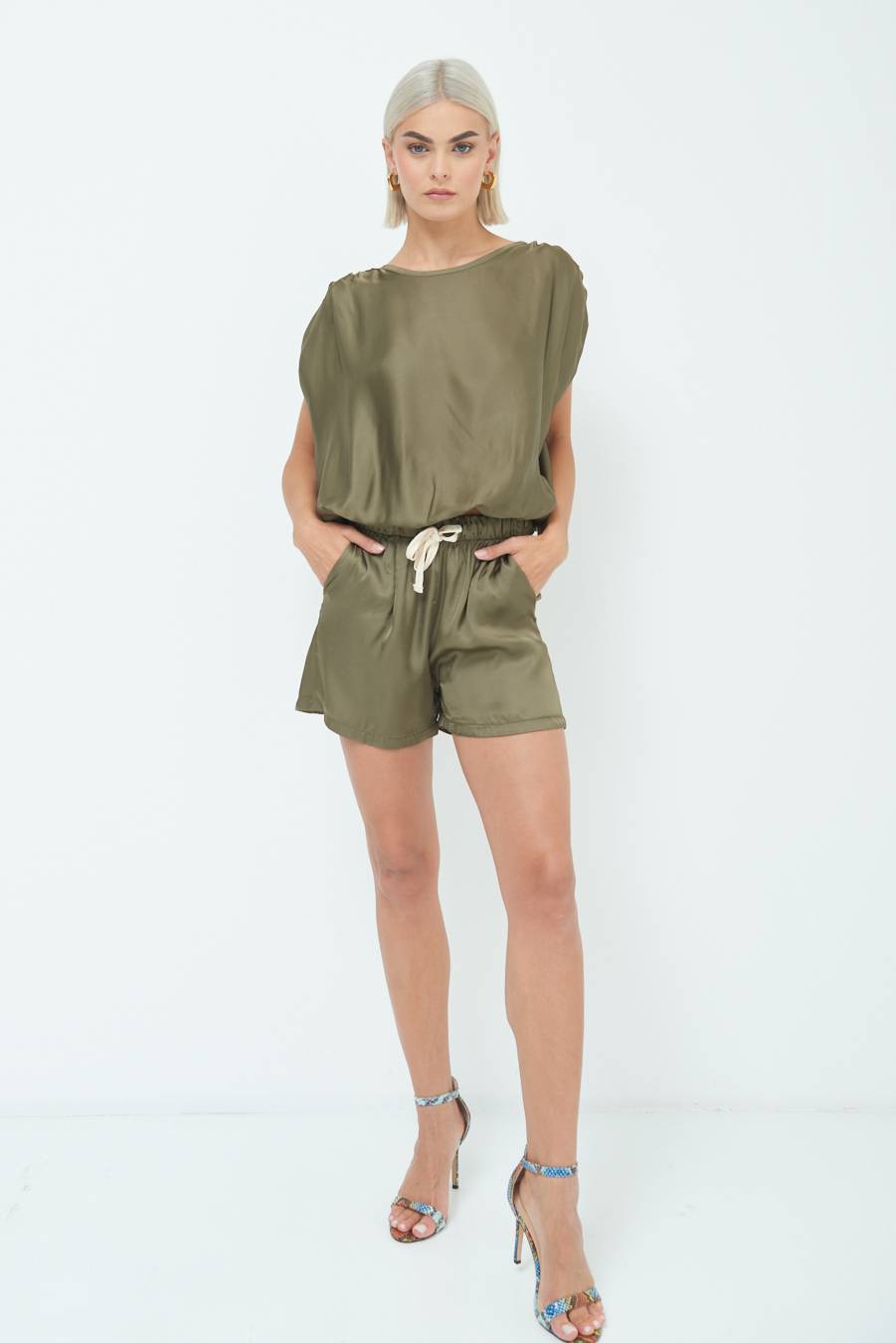 Kikisix SHORTS RASO CON LACCIO CONTRASTO VERDE MILITARE Promozione temporanea