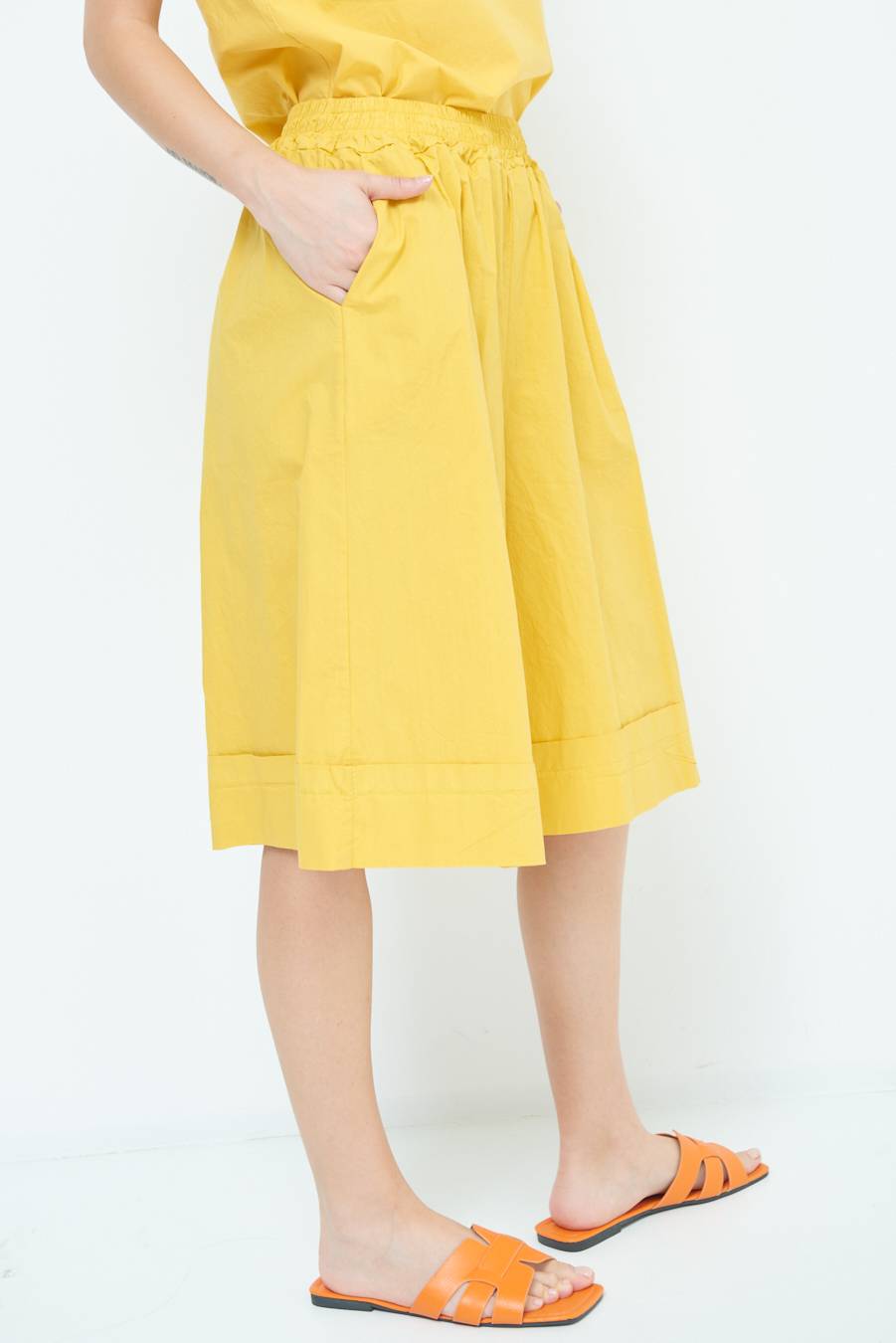 Kikisix PANTALONE CROP CON RISVOLTO SENAPE Esporta salva