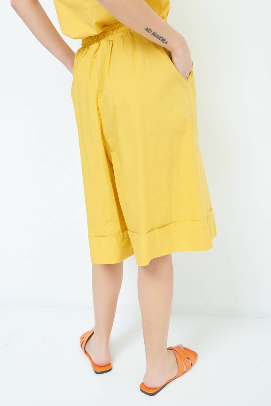 Kikisix PANTALONE CROP CON RISVOLTO SENAPE Esporta salva