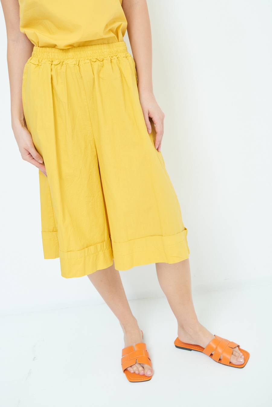 Kikisix PANTALONE CROP CON RISVOLTO SENAPE Esporta salva