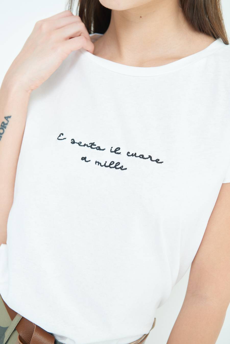 Kikisix T-SHIRT "E SENTO IL CUORE A MILLE" PANNA In vendita