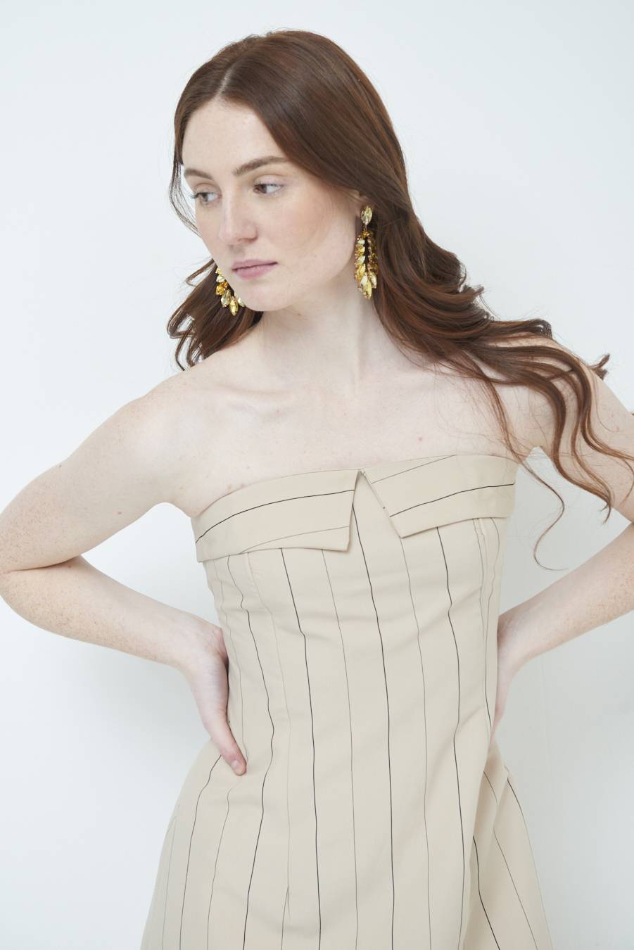 Kikisix ABITO CON RISVOLTO SENO BEIGE Fino al 60% di sconto