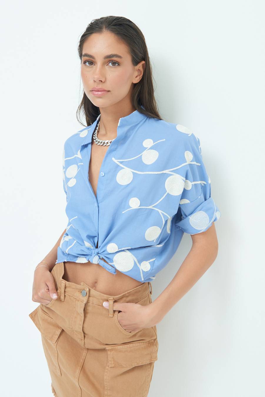 Kikisix CAMICIA NODO RICAMO CERCHIO CELESTE Soddisfazione Garantita