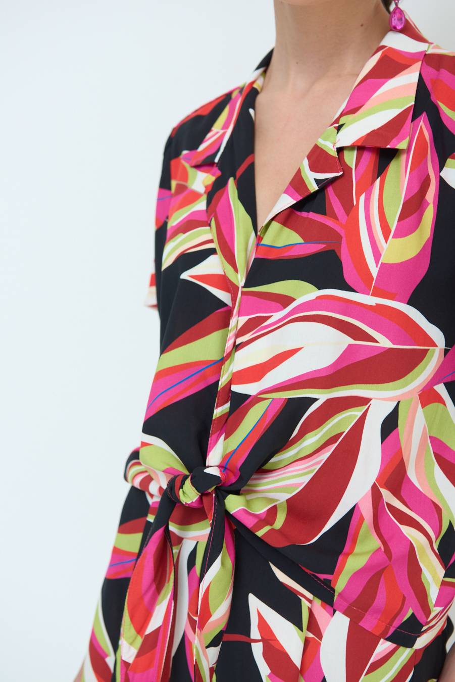 Kikisix CAMICIA ANNODATA STAMPATA A FOGLIE COLORATE NERO Acquista Ora
