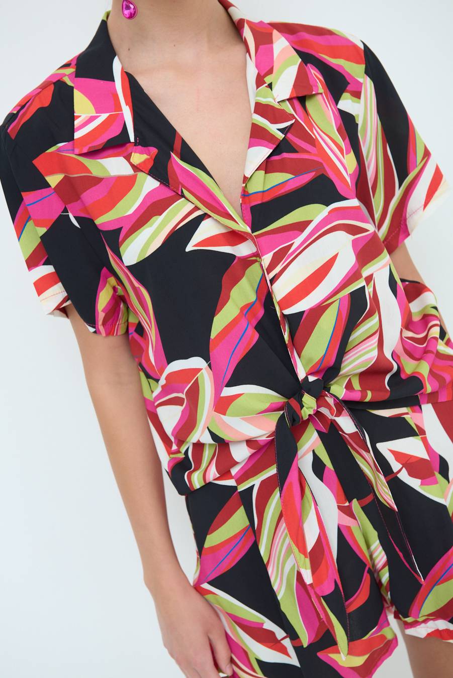 Kikisix CAMICIA ANNODATA STAMPATA A FOGLIE COLORATE NERO Acquista Ora