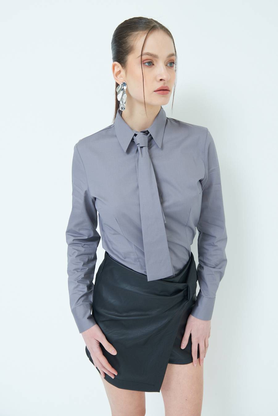 Kikisix CAMICIA CON CRAVATTA IN TINTA GRIGIO Saldi Di Fabbrica