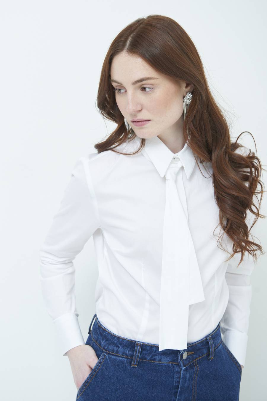 Kikisix CAMICIA CON CRAVATTA IN TINTA BIANCO Spedizione gratuita