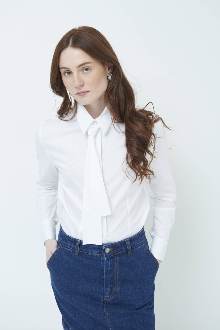 Kikisix CAMICIA CON CRAVATTA IN TINTA BIANCO Spedizione gratuita
