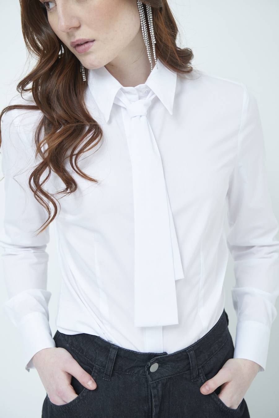 Kikisix CAMICIA CON CRAVATTA IN TINTA BIANCO Comprare a buon mercato