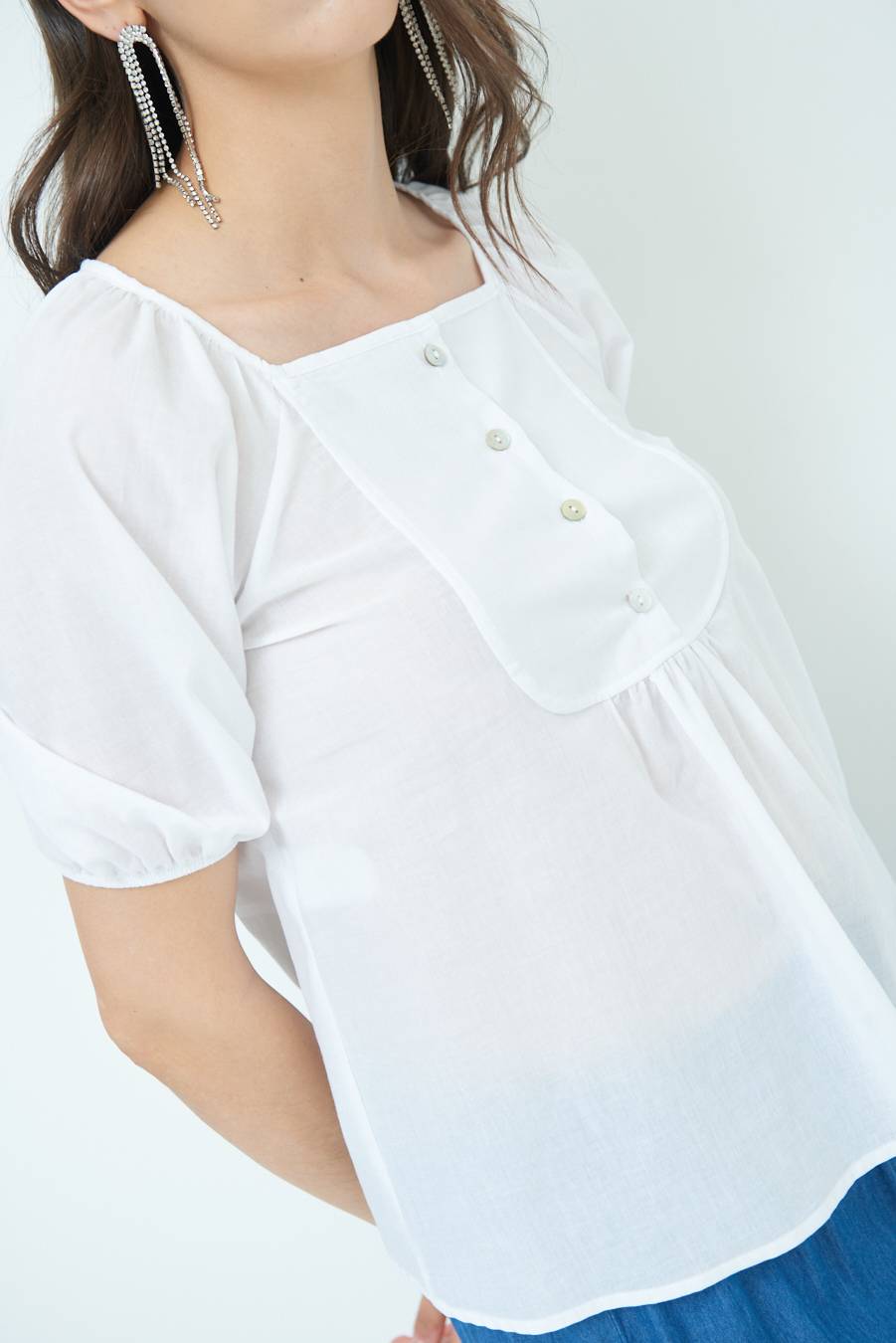 Kikisix CAMICIA CON BOTTONCINI DAV. COTONE BIANCO Offerta San Valentino