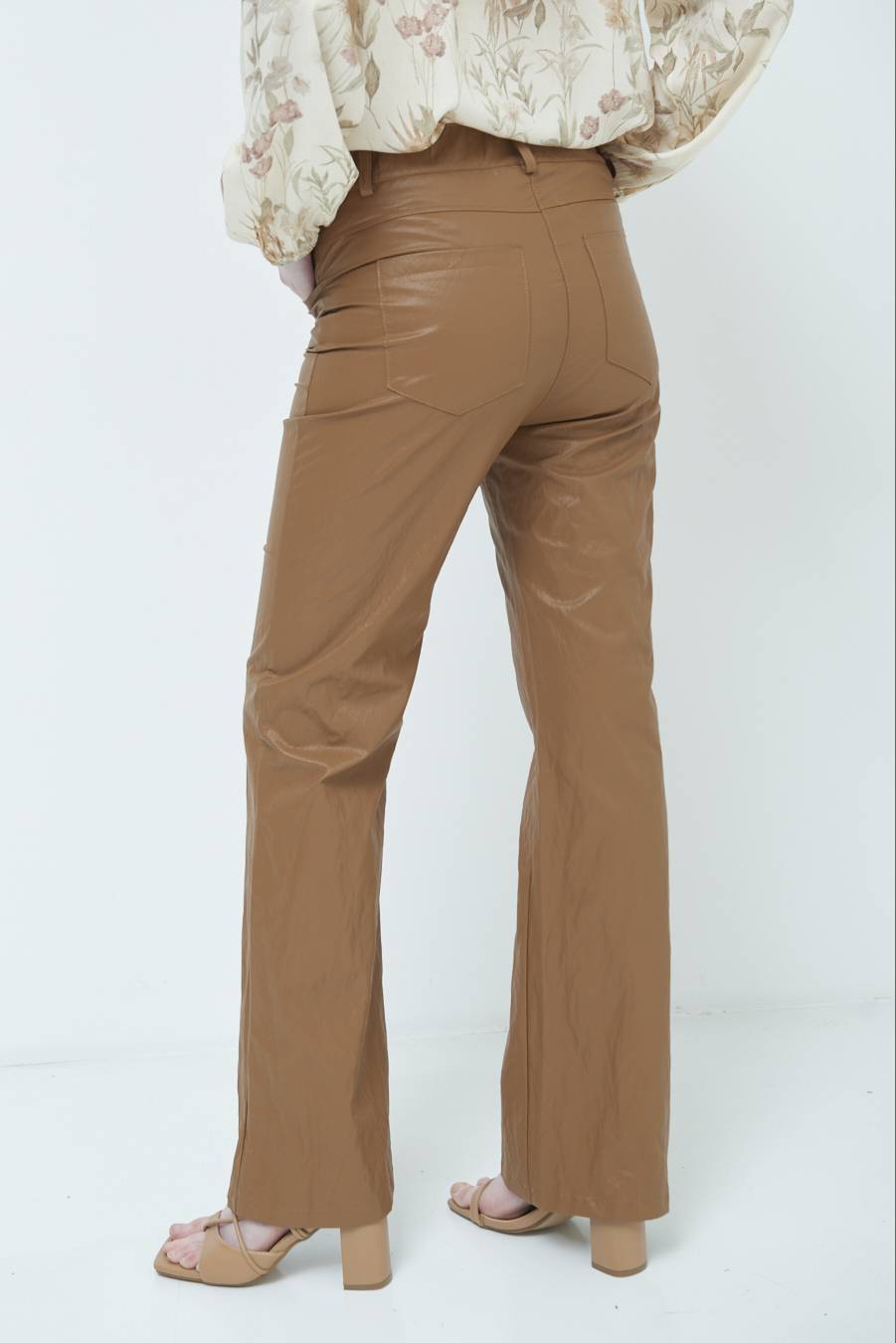 Kikisix PANTALONE ECOPELLE STROPICCIATA BEIGE Offerta San Valentino