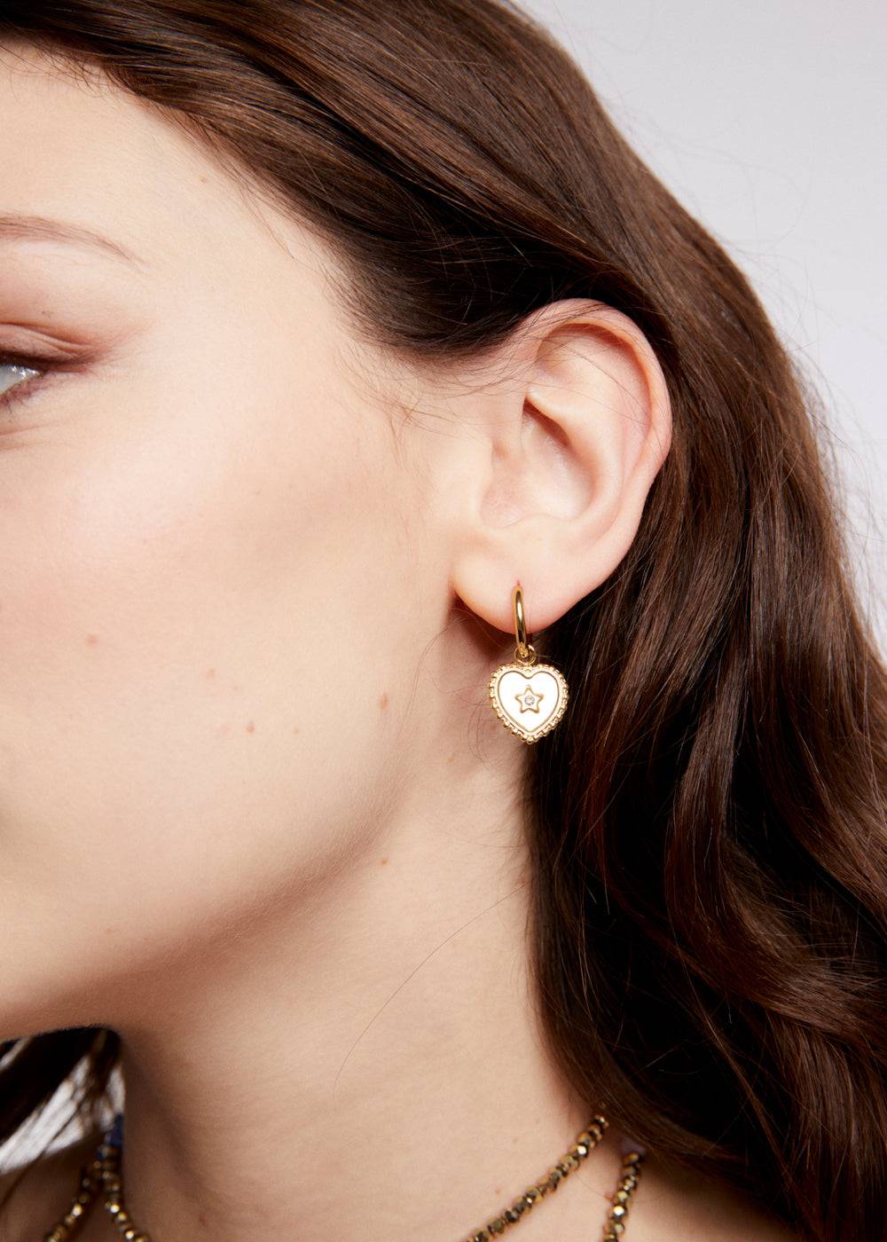 Nalí S.STEEL HOOP EARRINGS W/ WHITE HEART Acquista Ora