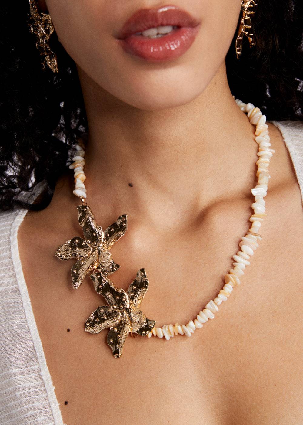 Nalí NECKLACE W/ GOLD TROPICAL FLOWERS Sconto