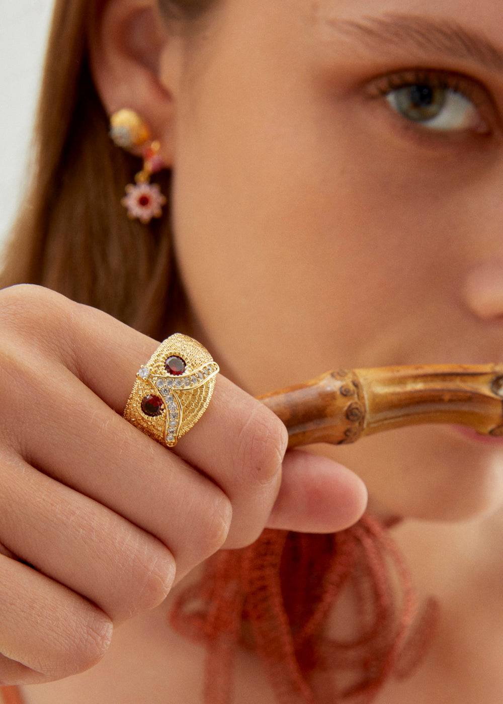 Nalí OWL RING IN GOLD W/ RED STONES Sconto