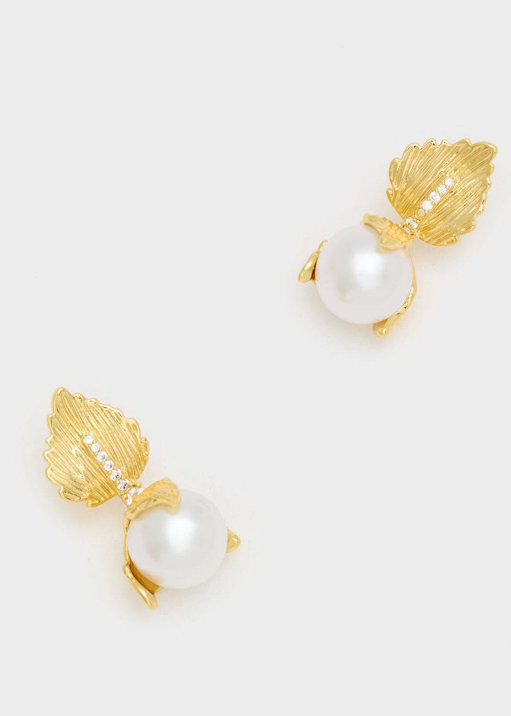 Nalí EARRINGS W/ PENDANT PEARL AND GOLD LEAF Moda