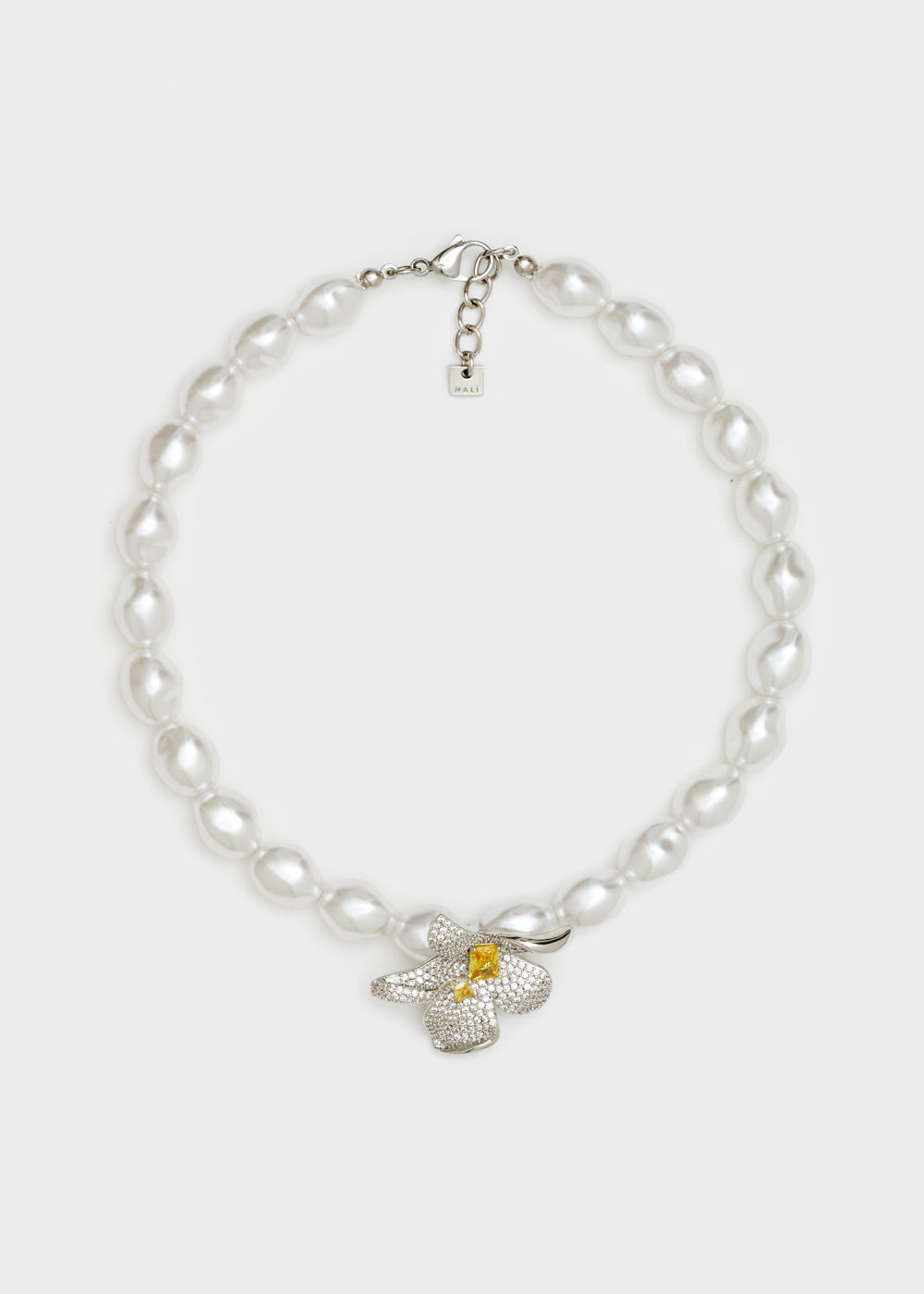 Nalí NECKLACE W/ PEARLS AND FLOWER PENDANT Sostegno trimestrale