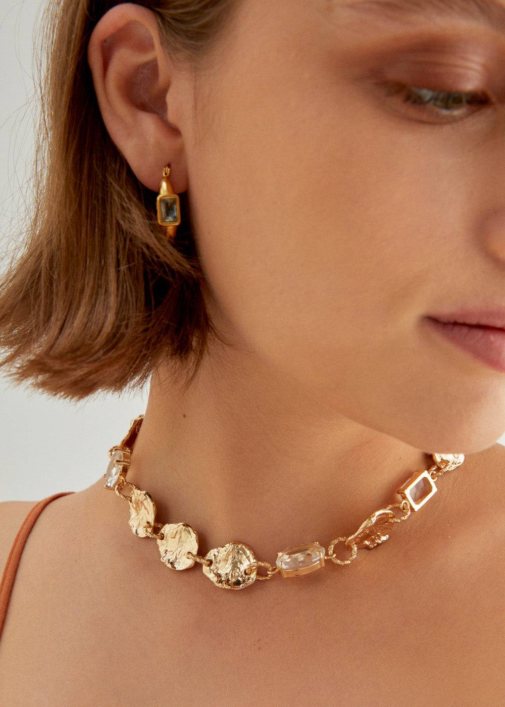Nalí IRREGULAR NECKLACE IN GOLD W/ CLEAR STONES Presa
