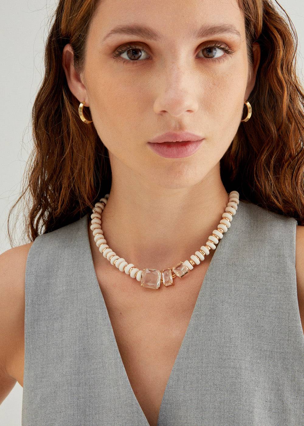Nalí NECKLACE W/ STONES + OFF-WHITE WOOD BEADS Offerta