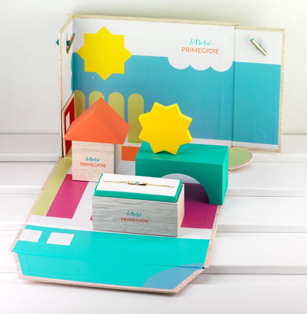 Le Bebé Orecchini Toys con fiore in oro giallo Sconto
