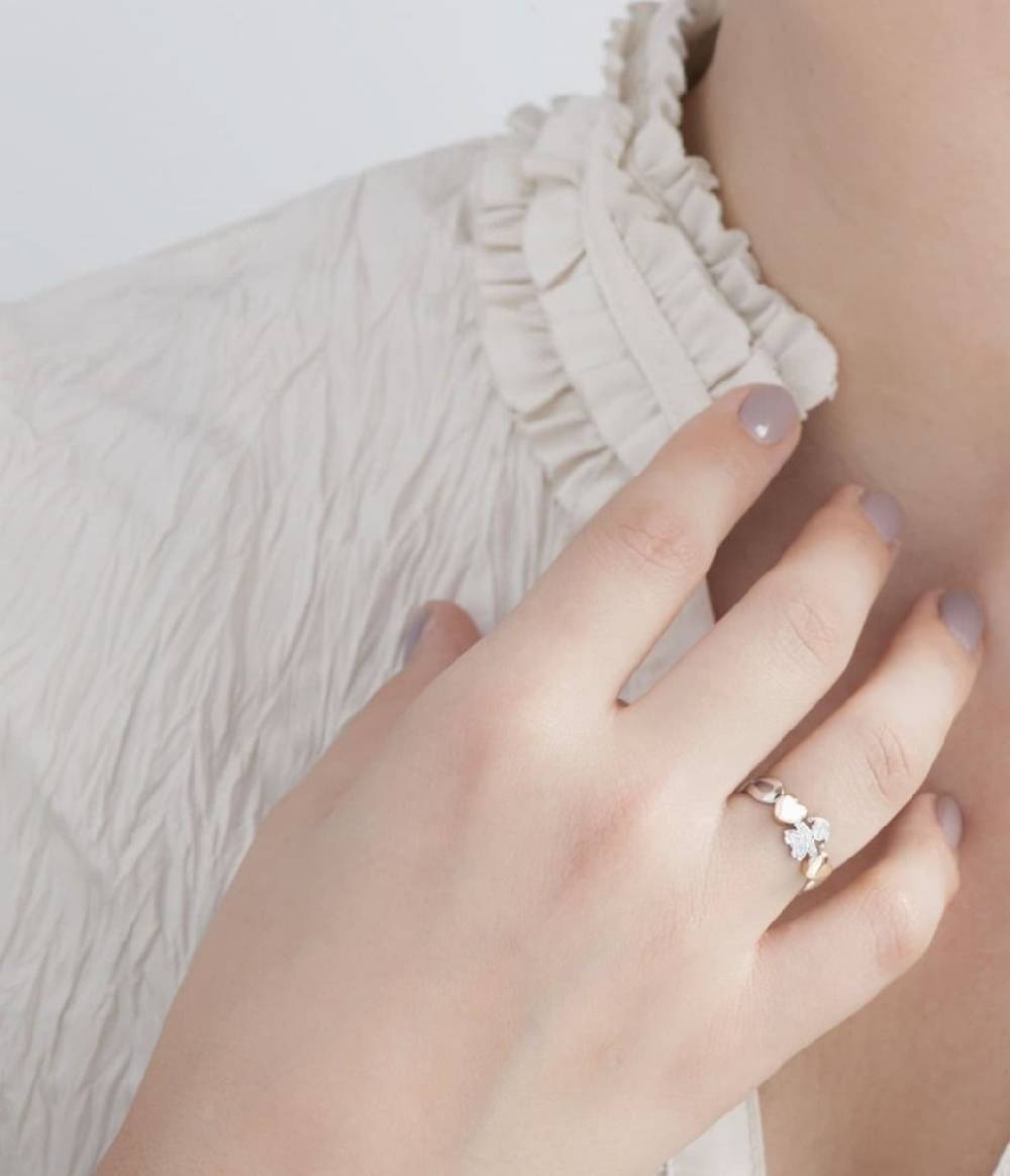 Le Bebé Anello I Preziosi con sagoma bimba in oro bianco e diamanti Vendita