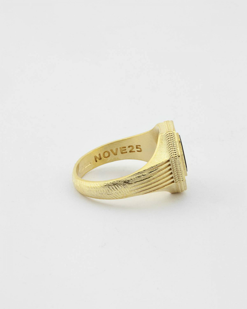 Nove25 ANELLO CHEVALIER OMNIA VINCIT AMOR PLACCATO ORO Italia