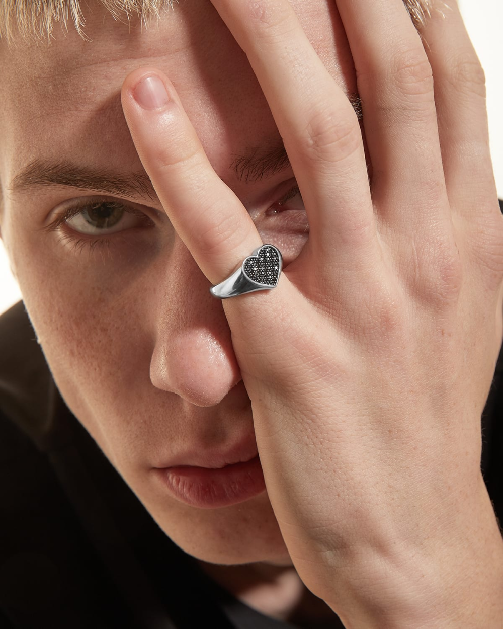 Nove25 ANELLO CHEVALIER CUORE CON BRILLANTE NERO Qualità