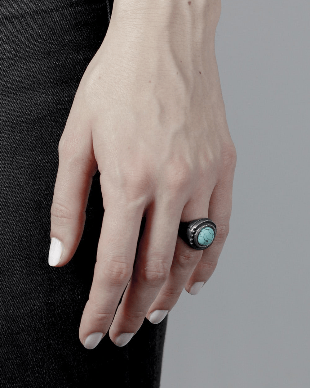Nove25 ANELLO CHEVALIER FREGI GEOMETRICI TURCHESE 2025