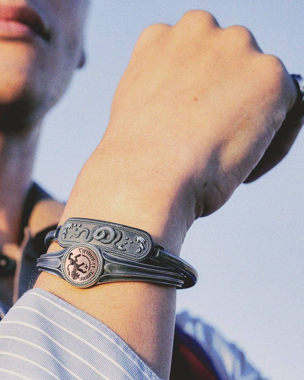 Nove25 BRACCIALE RIGIDO CHEVALIER VIRIBUS ET ANIMO IN ARGENTO Pezzi Unici