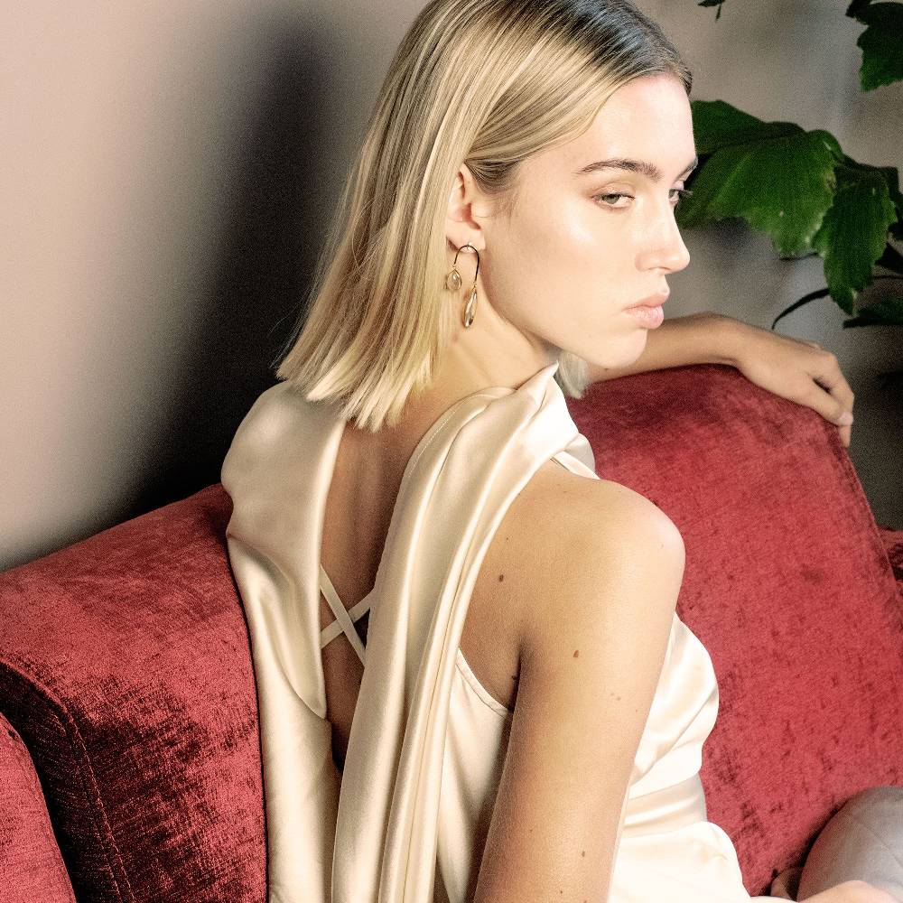 Paola Grande Gioielli AURUM Orecchini 'Amo Curvo' corti oro giallo Promozione