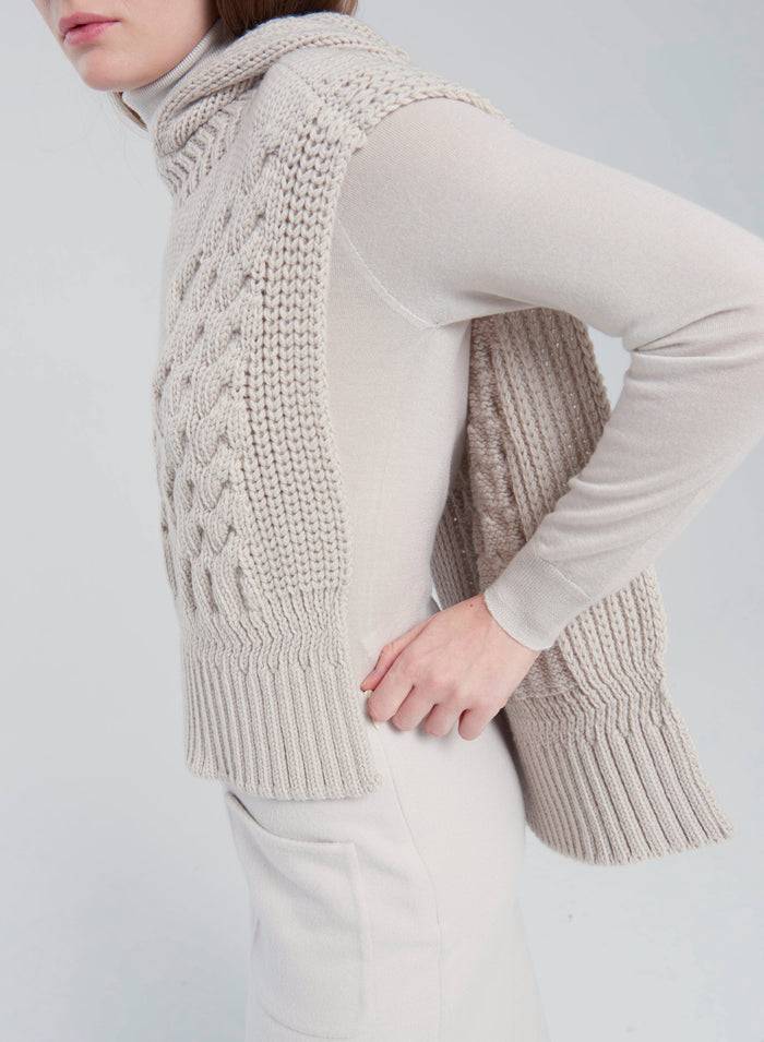 Lorena Antoniazzi GILET IN MAGLIA A TRECCIA SCOLPITA Nuova