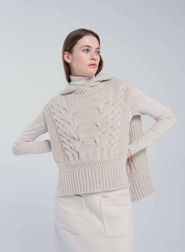 Lorena Antoniazzi GILET IN MAGLIA A TRECCIA SCOLPITA Nuova