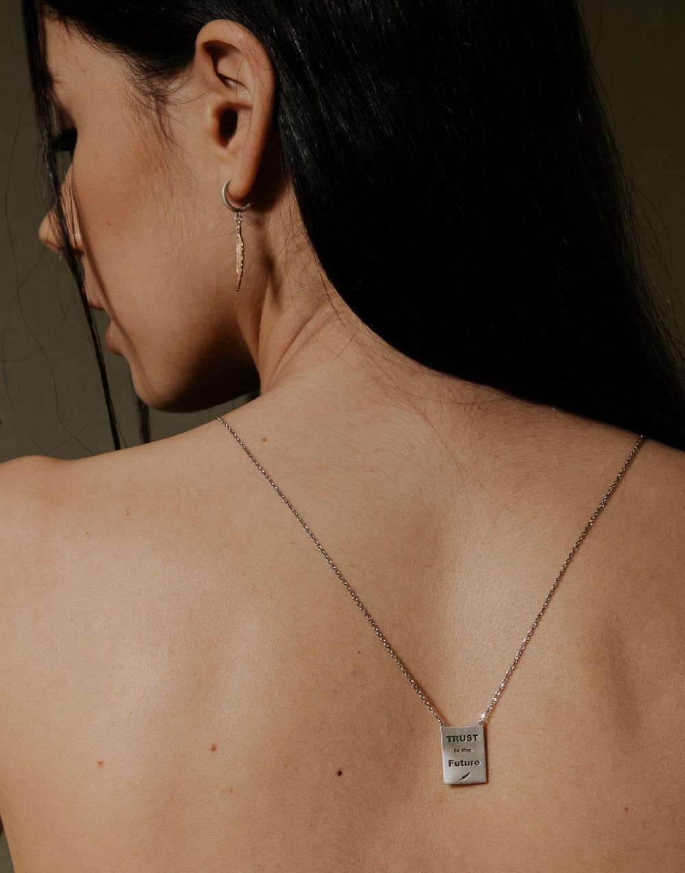 Thais Bernardes Scapolare “Trust In The Future” Sottocosto