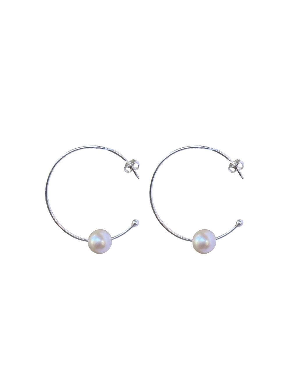 Trimi Gioielli Orecchini artigianali a cerchio con perla di acqua dolce – Luna Trimi Gioielli Orecchini artigianali a cerchio con perla di acqua dolce – Luna