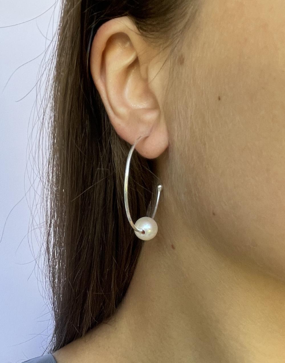 Trimi Gioielli Orecchini artigianali a cerchio con perla di acqua dolce – Luna Pezzi Unici